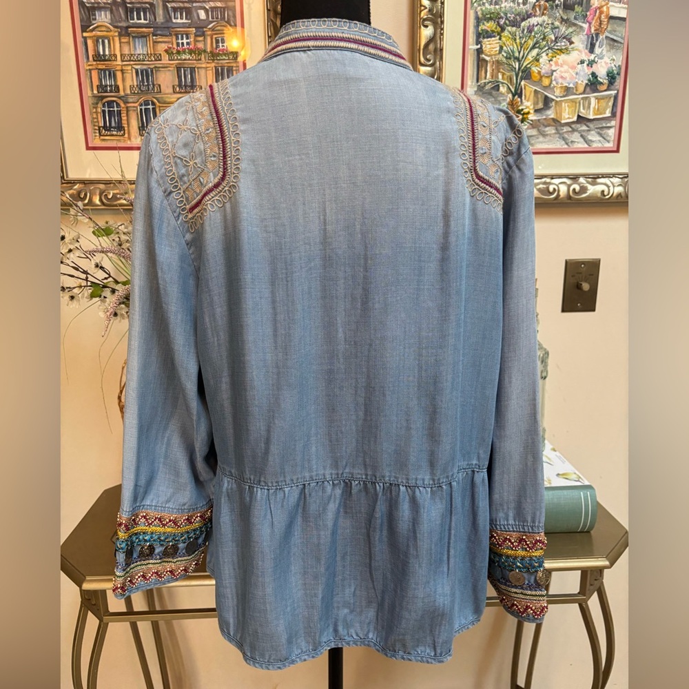 CHICOS BOHO LIGHTWASH BLUE CHAMBRAY JACKET EMBROIDERED RUFFLE PEPLUM STYLE SZ 16 - Picture 4 of 9